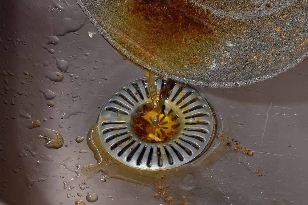 Used kitchen oil poured into the kitchen waste from the marble pan, clogging the waste sink with oil.