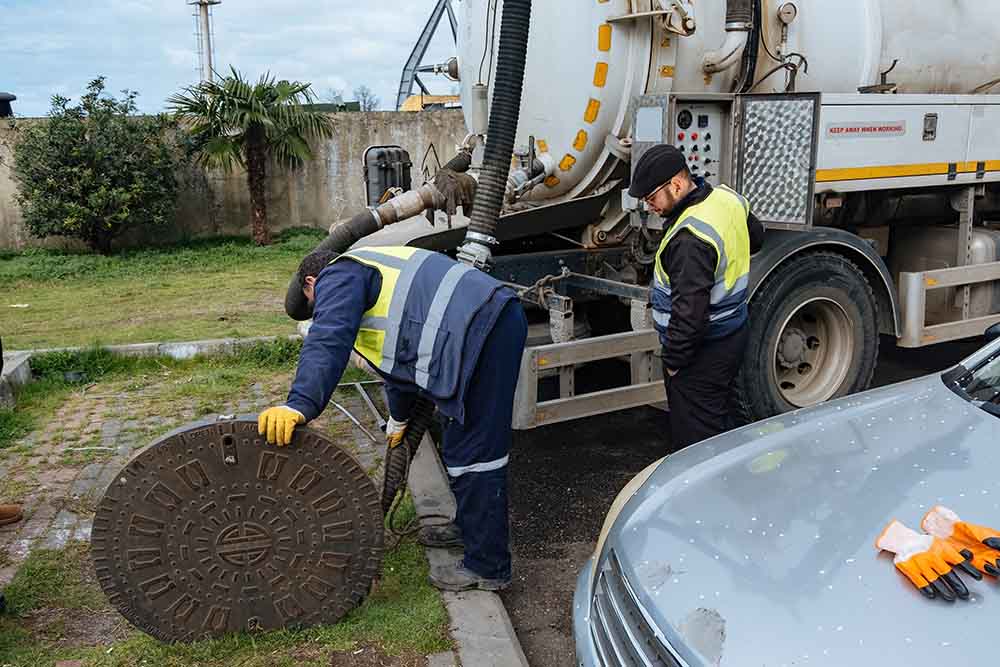 Discount Drain Cleaning technician preparing for a sewer pipe cleaning Las Vegas, NV